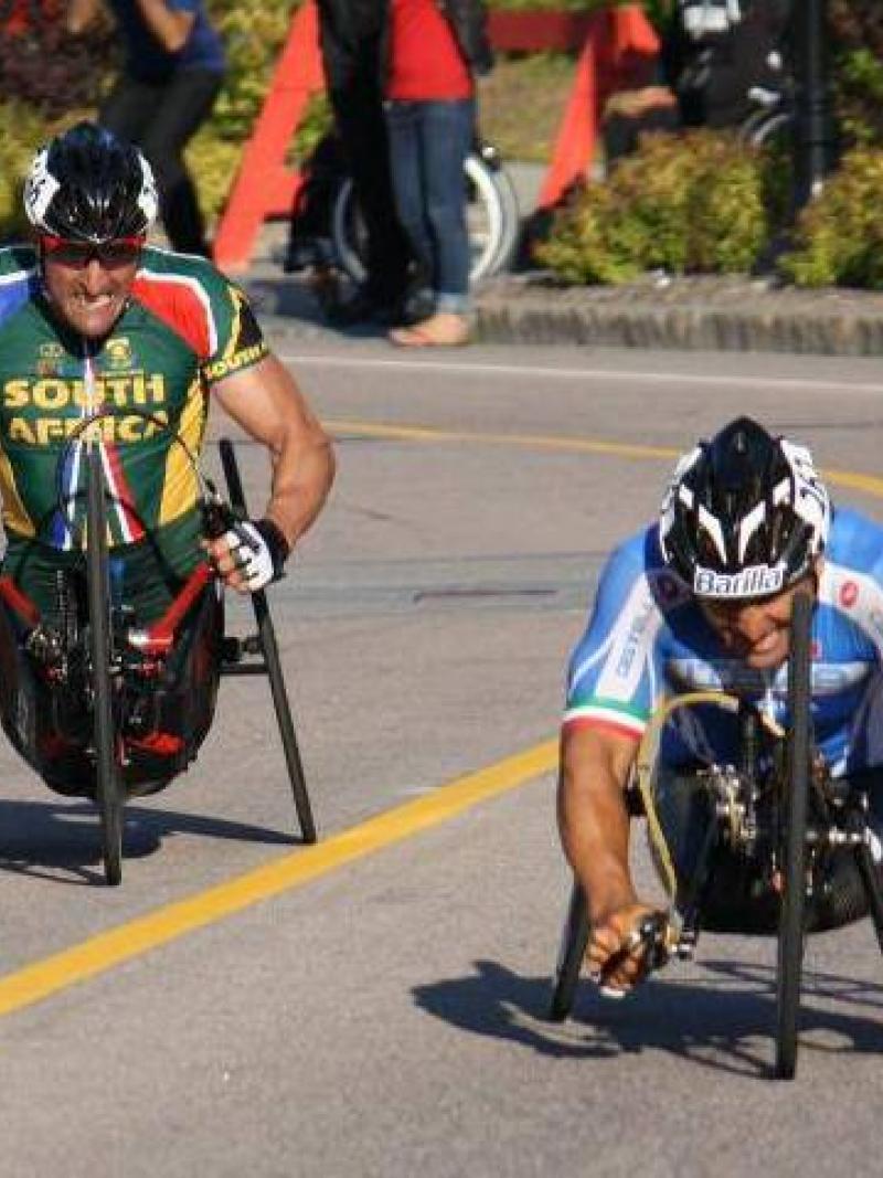 Alex Zanardi competes against Ernst van Dyk