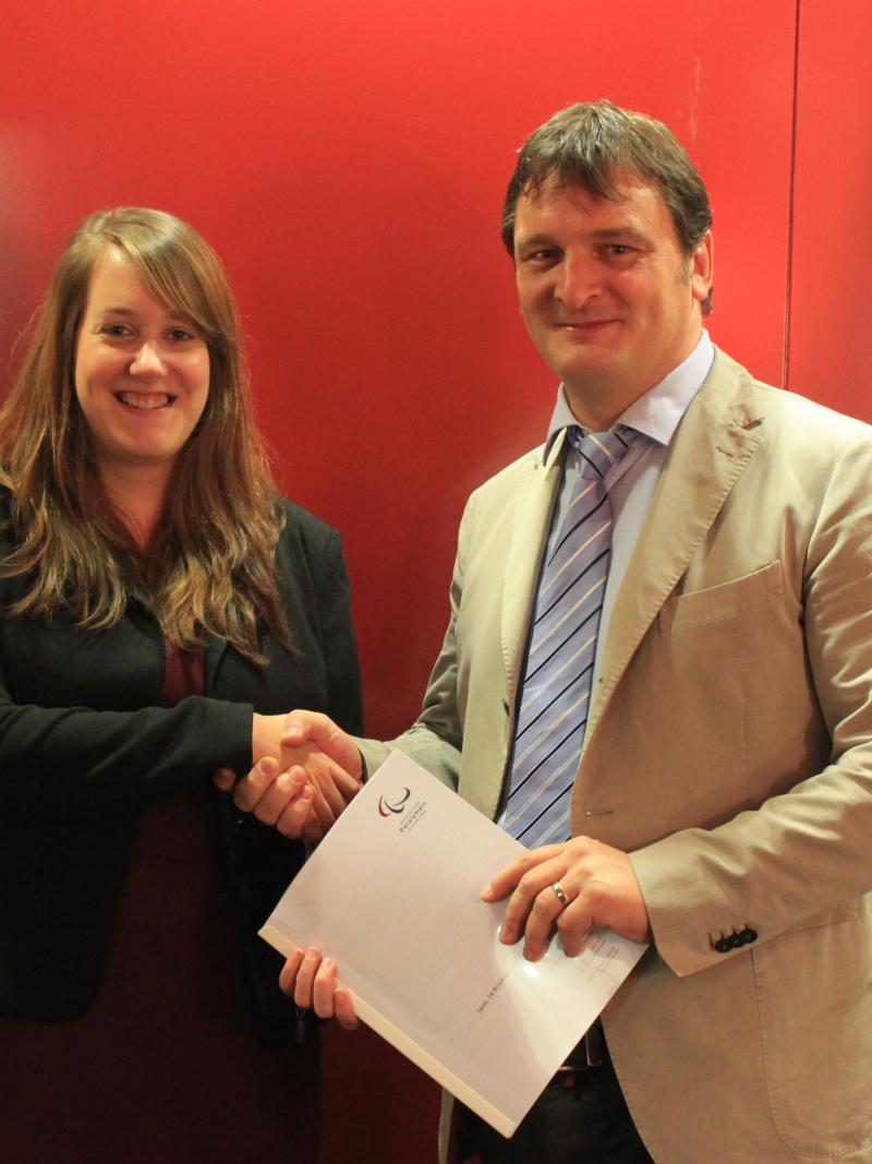 SIUS contract signing