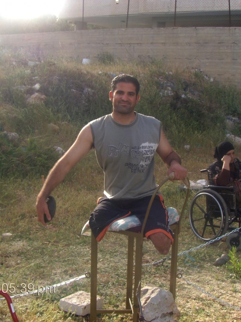 Noor Ismail holding a discus