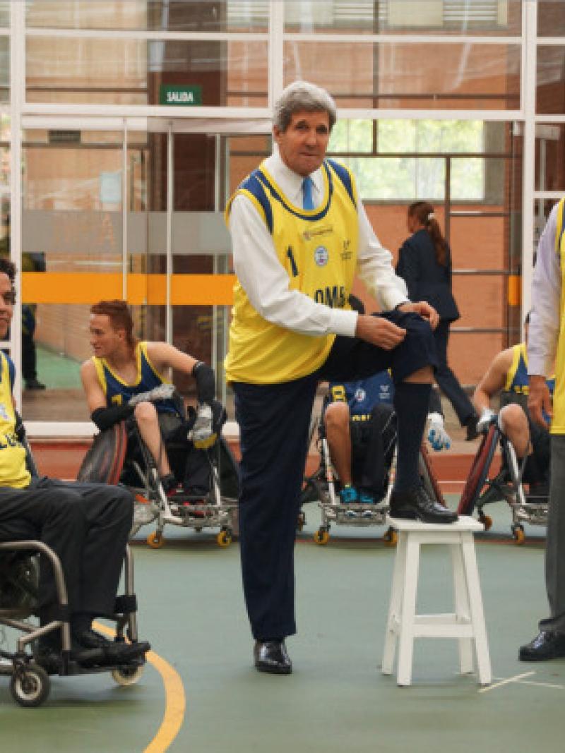 John Kerry takes part in the "Lend Your Leg" programme in Bogota, Colombia.