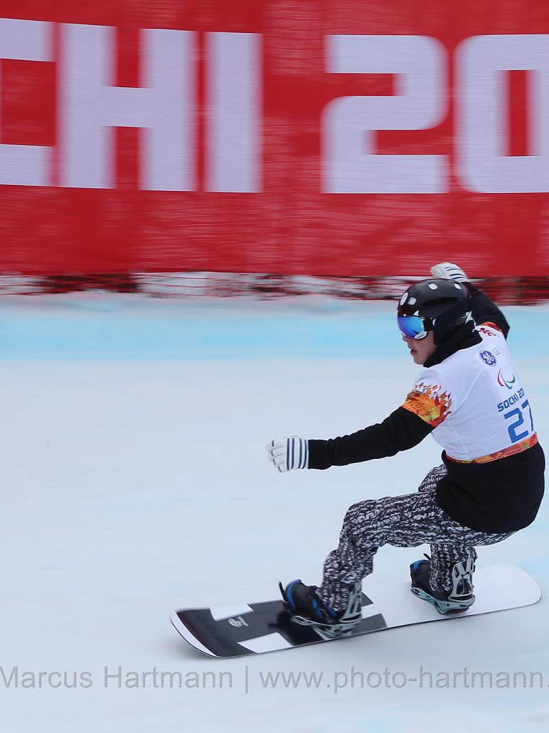 Matti Suur-Hamari glides down the course in the Men's Para Snowboarding Cross - Standing