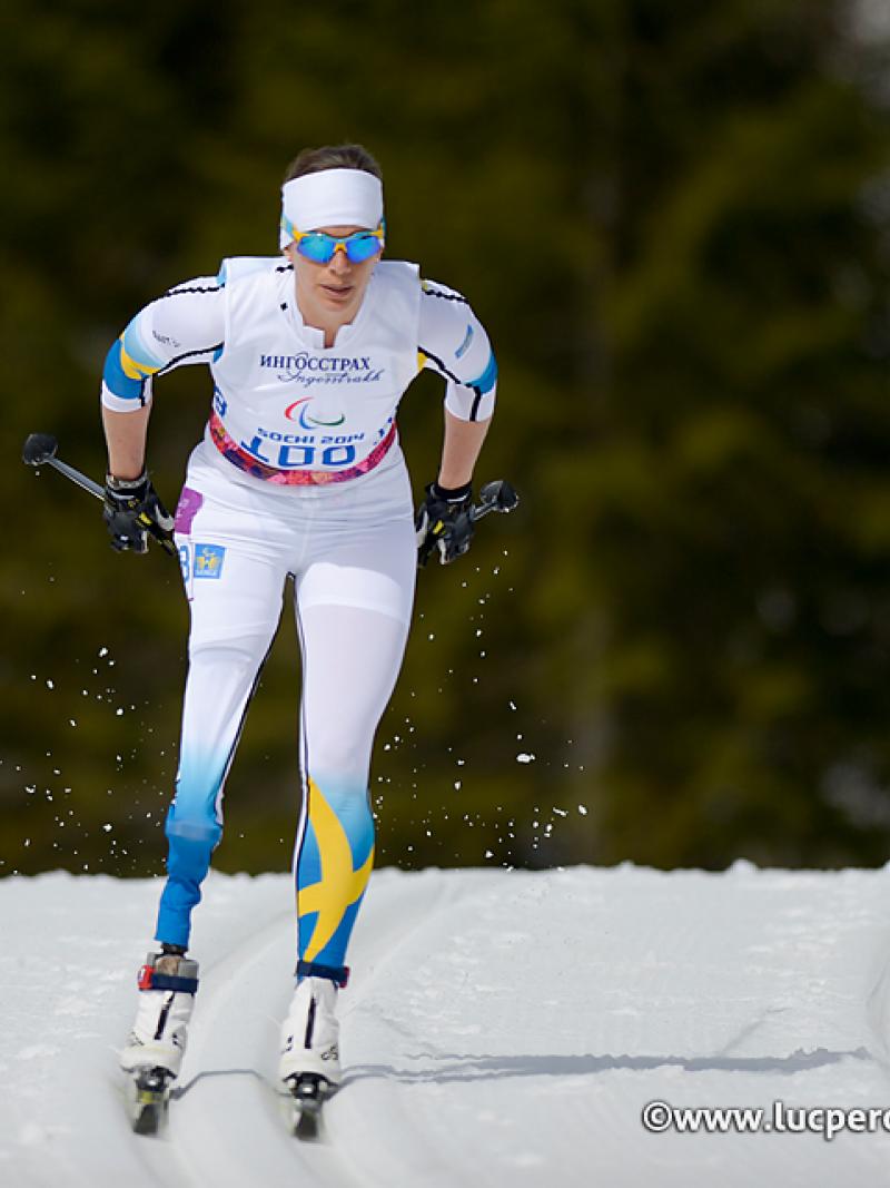 Women on cross-country skis on the slopes.
