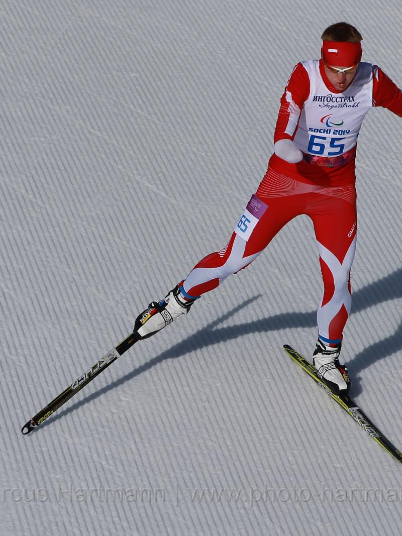a para skier skies down the slope