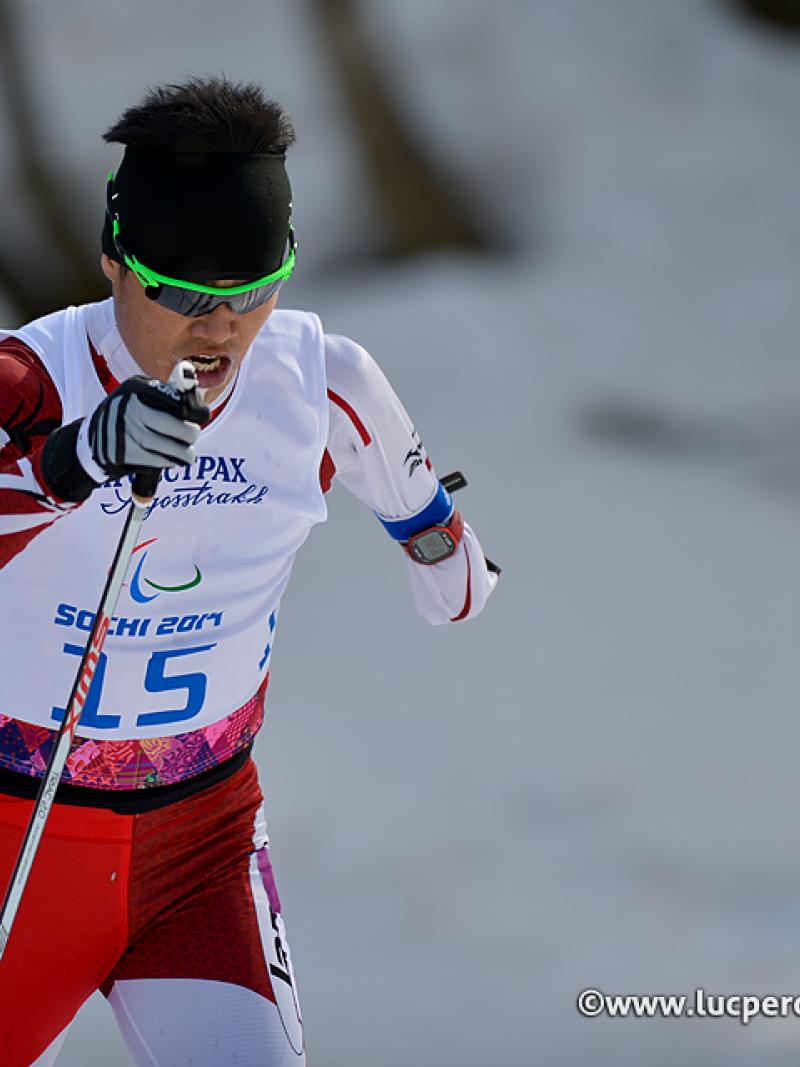 Man with an arm amputation doing nordic skiing