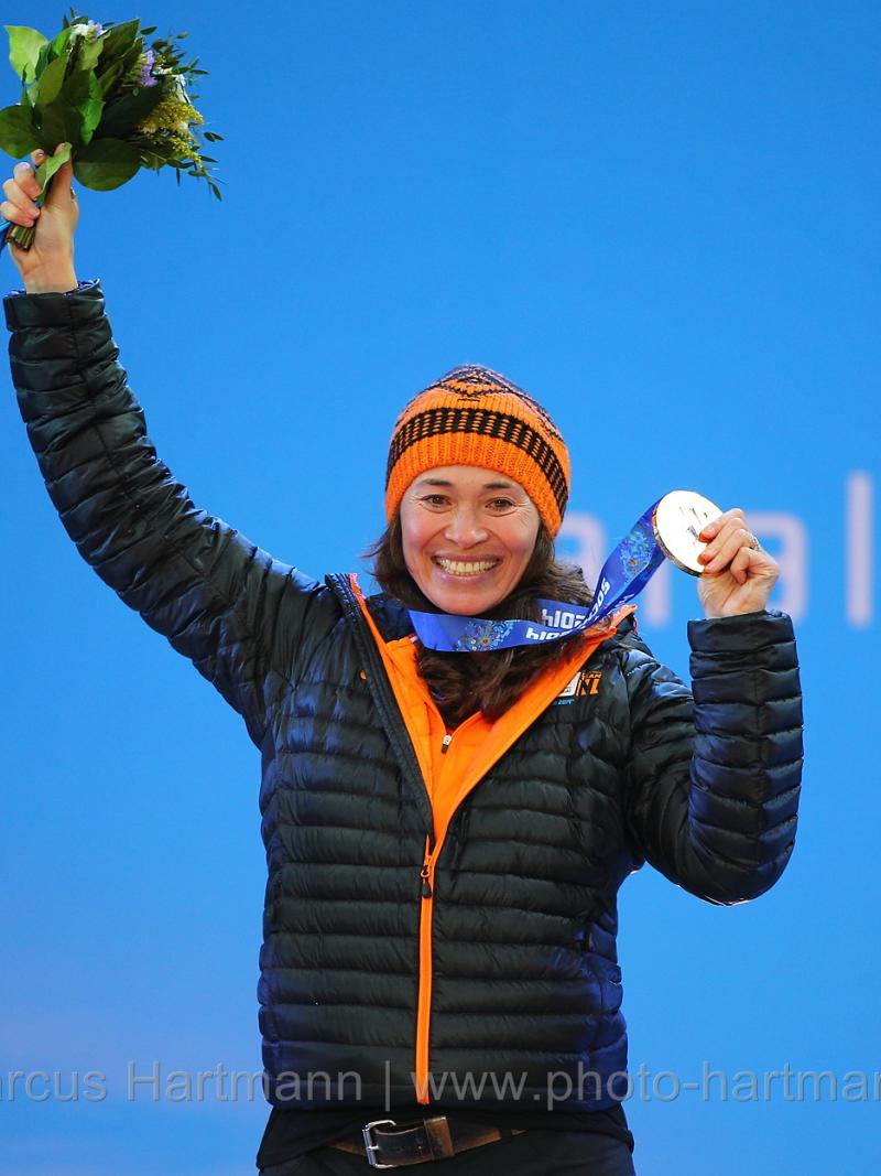 Bibian Mentel-Spee holds medal high