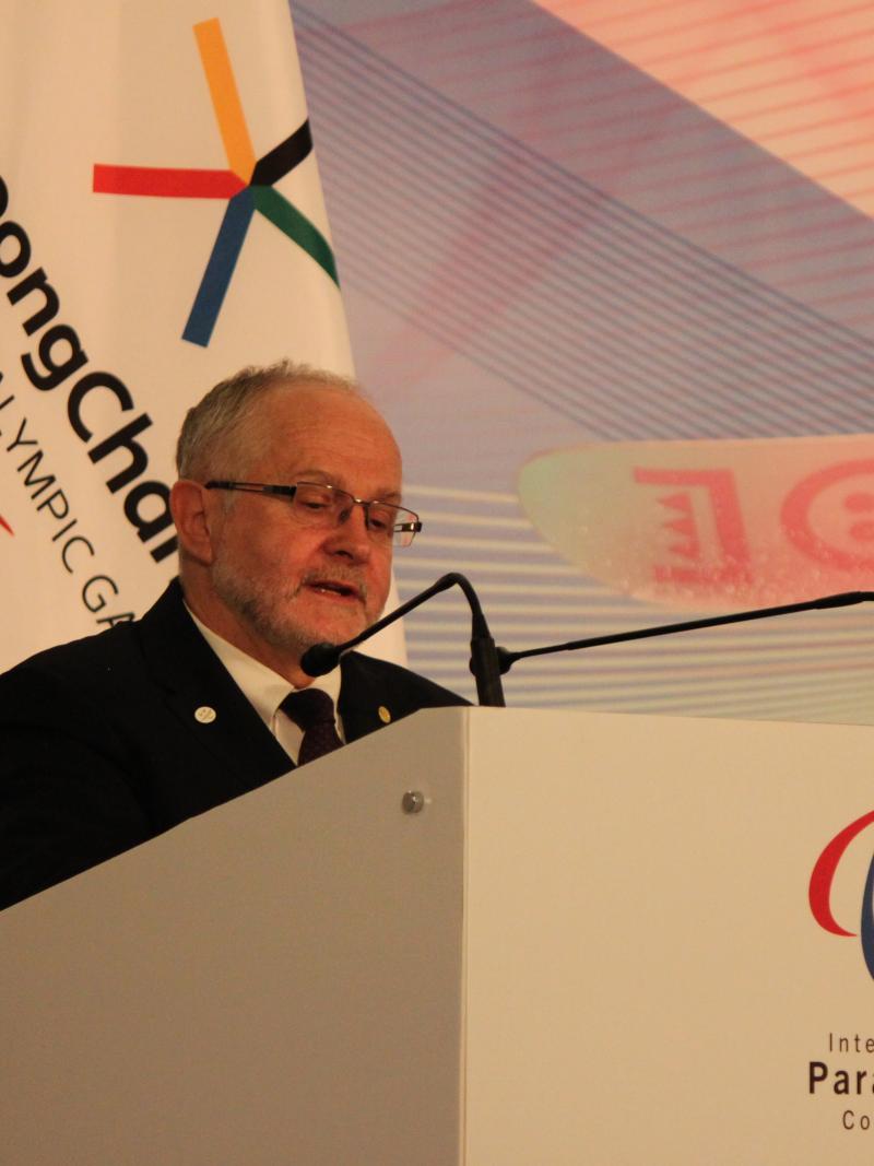 Sir Philip welcoming the participants of the Sochi 2014 debrief.