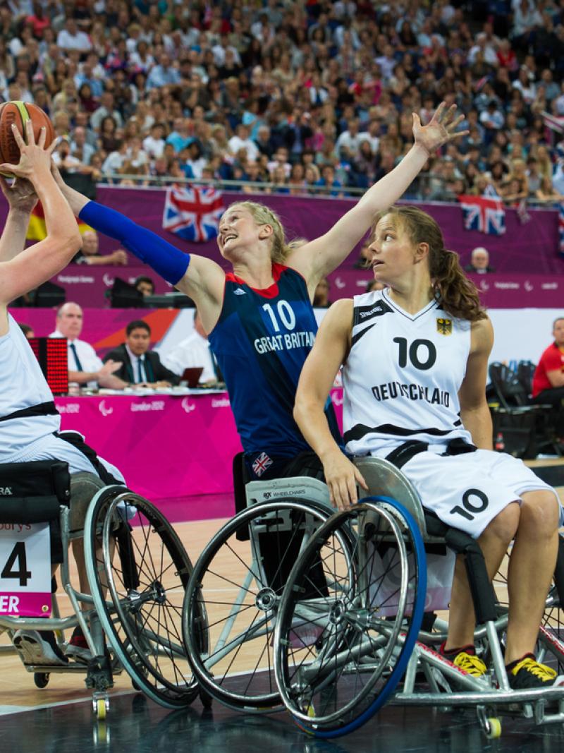 Amy CONROY, Great Britain attempts to snag the ball off Germany's Marina MOHNEN 