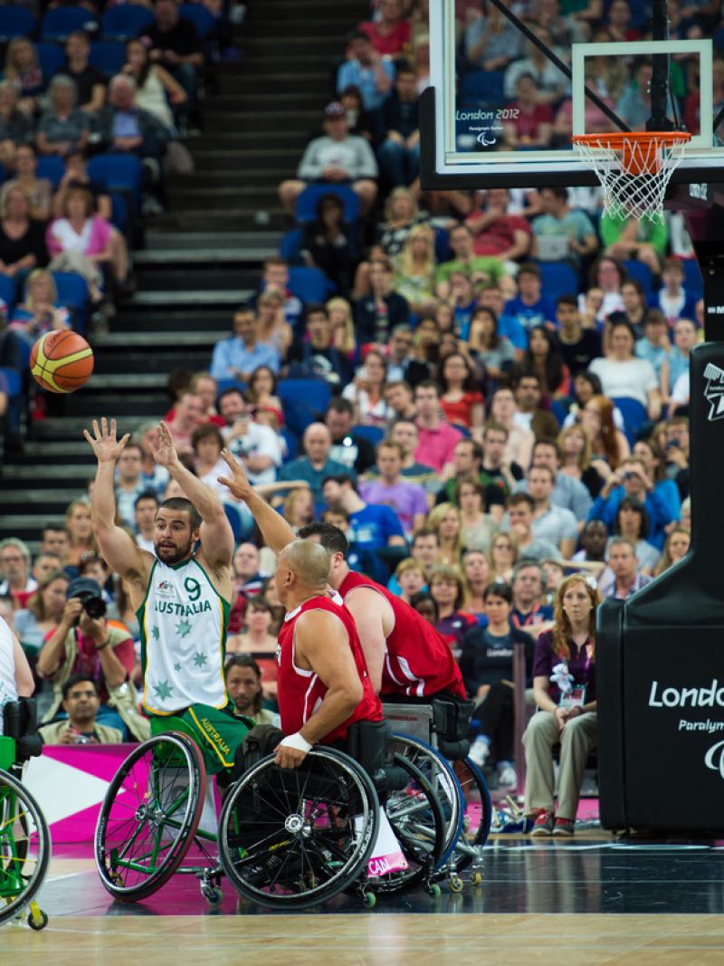 Tristan KNOWLES, Australia reaches out to complete his team mate's pass 