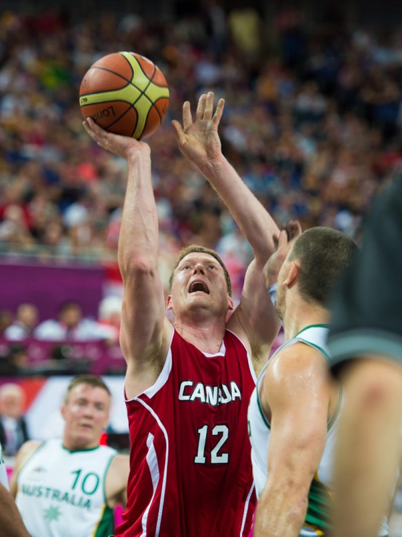 Patrick ANDERSON, Canada takes a one handed shot