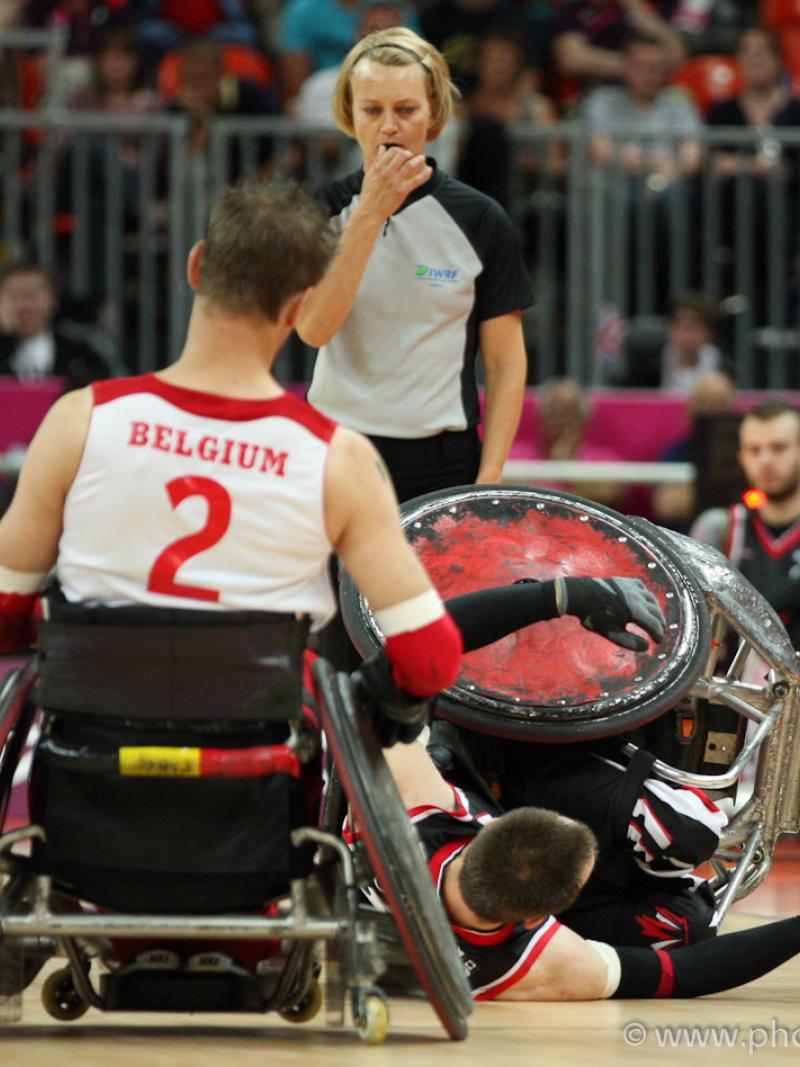 Peter GENYN, Belgium with a massive hit on a Canadian player
