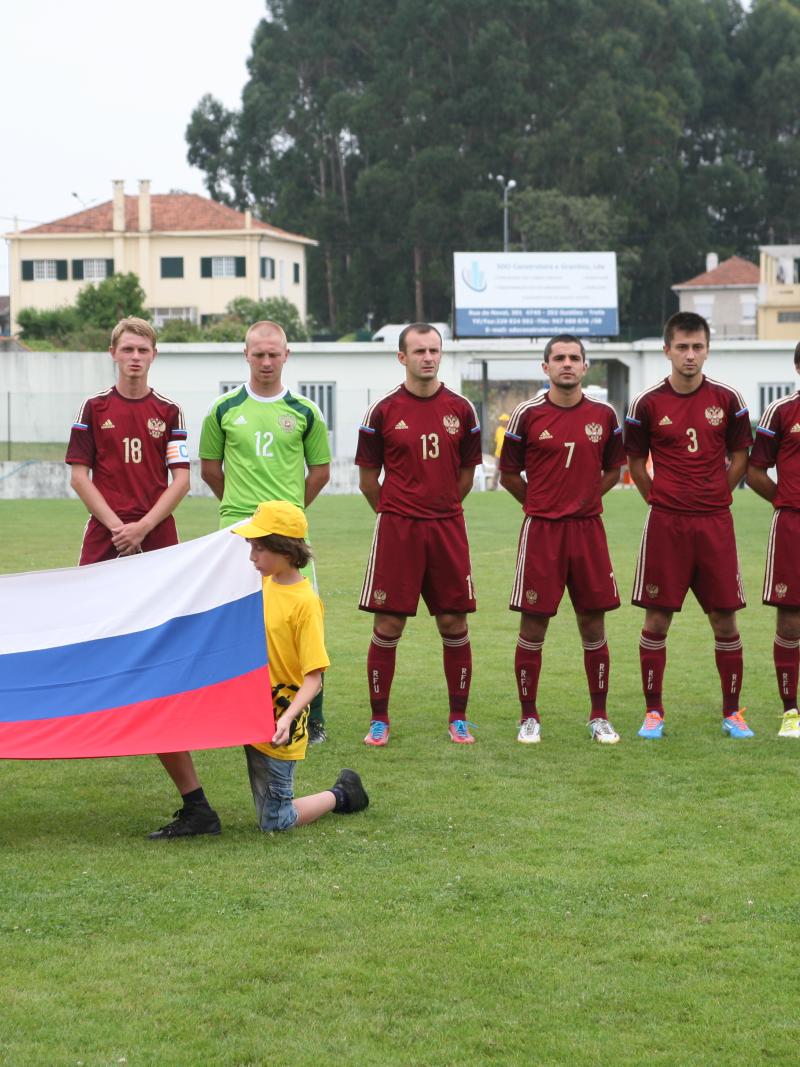 7 Russian players standing next to each other singing the national anthem during the 2014 CPISRA Football 7-a-side European Championships.