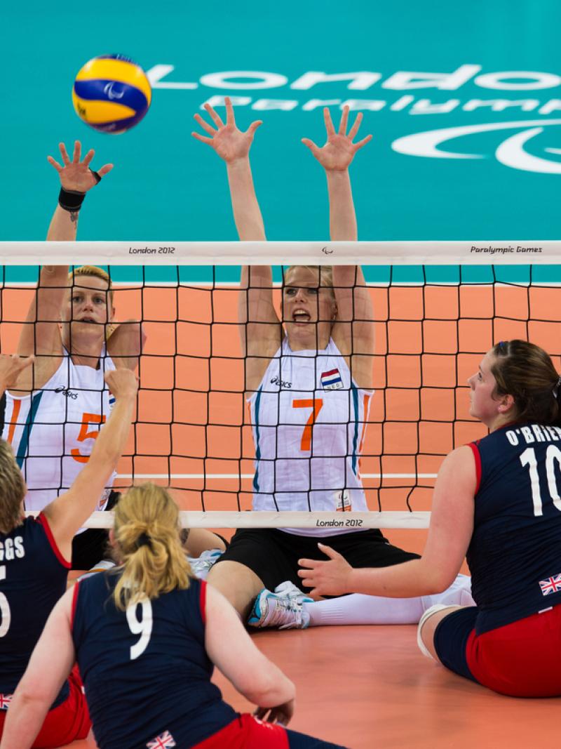 Emma WIGGS, Great Britain sends the ball over Sanne BAKKER