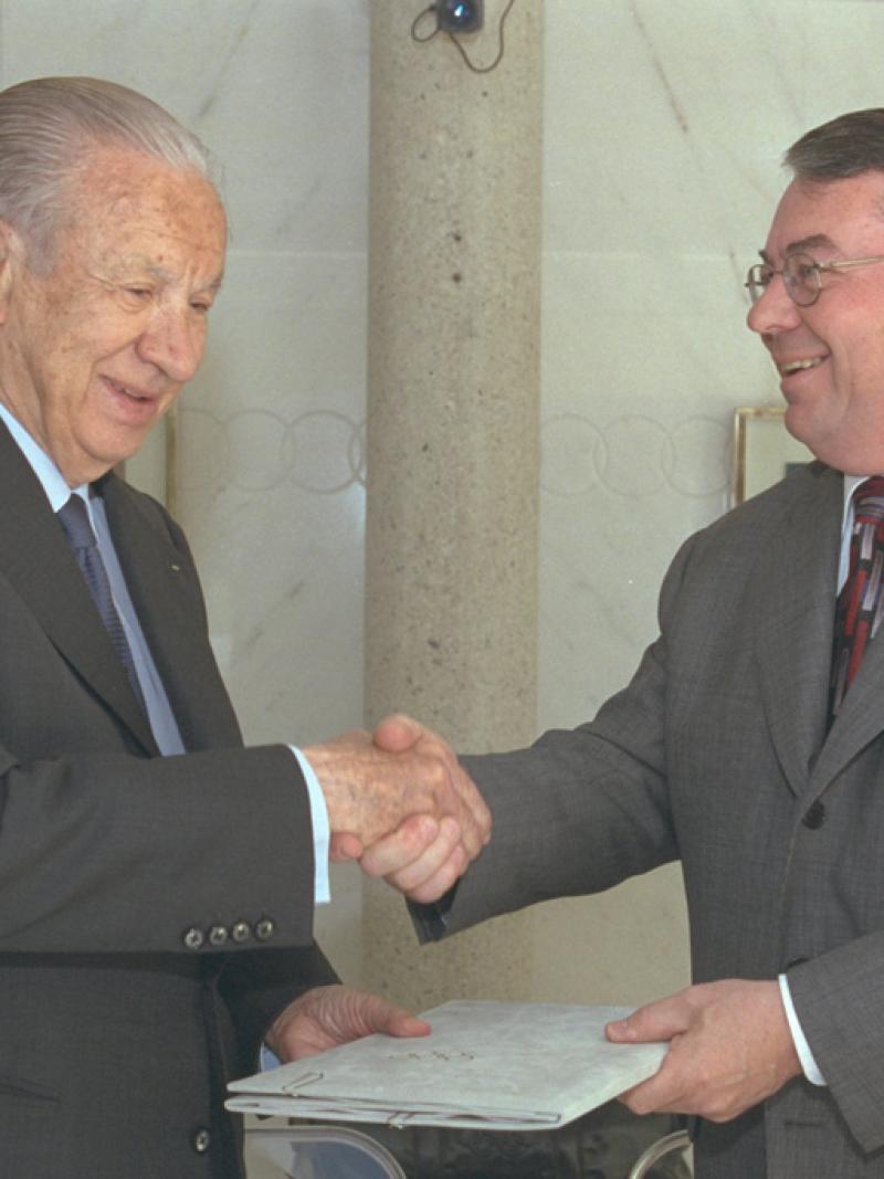 Juan Antonio Samaranch and Bob Steadward sign first IOC-IPC Agreement, shaking hands