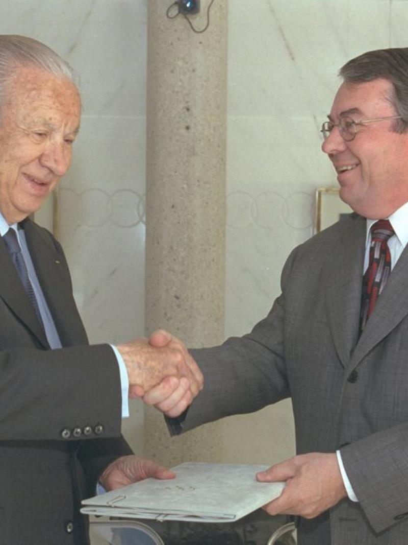 Juan Antonio Samaranch and Bob Steadward signing the first IPC/IOC agreement