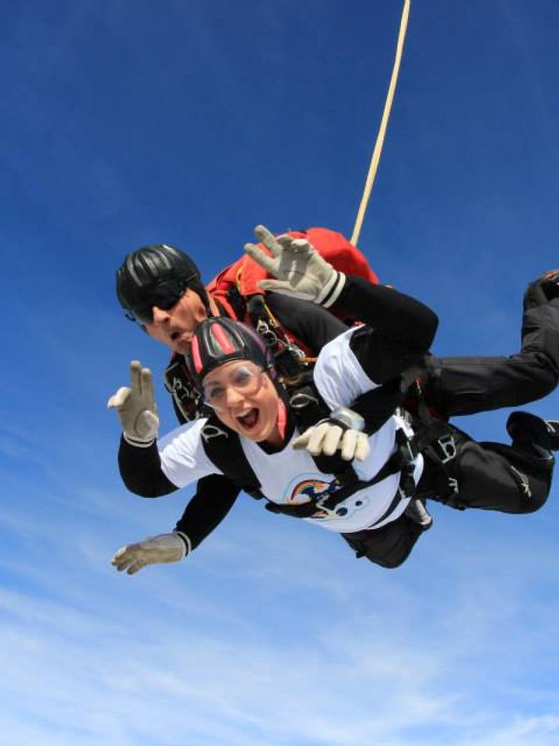 woman and man falling from a plane in a skydive