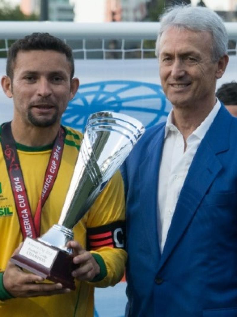 CMNT Coach Benito Floro present the Football 7-a-side America Cup to Brazil 