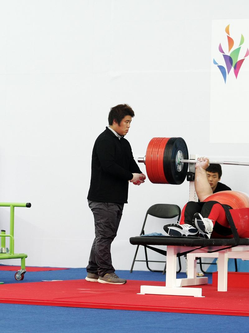 Man doing powerlifting on a bench