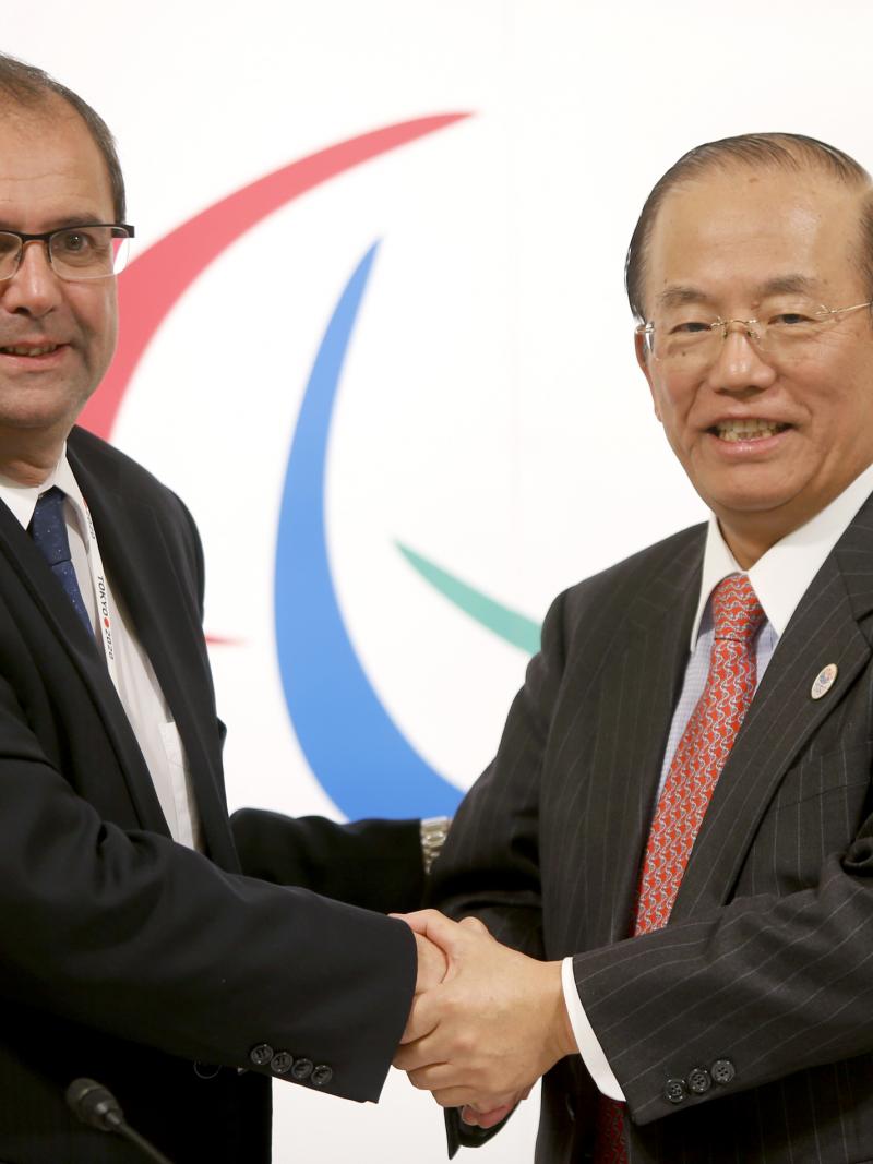 IPC CEO Xavier Gonzalez and Tokyo 2020 CEO Toshiro Muto shaking hands