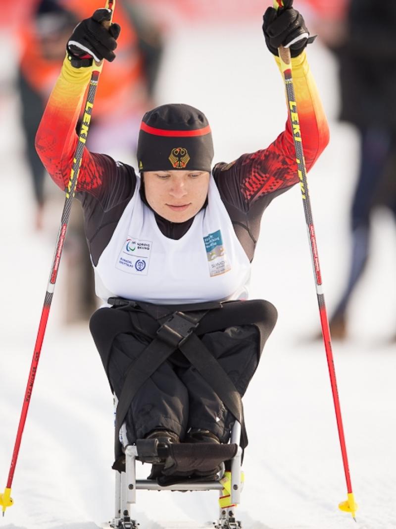 Women in sit ski