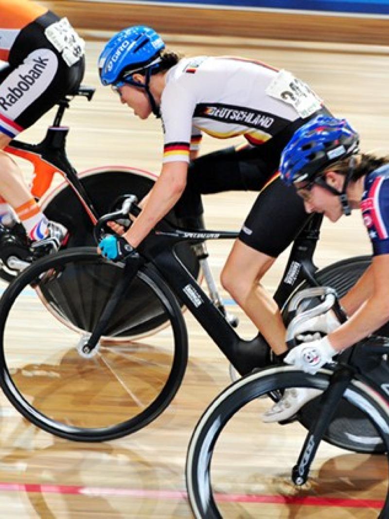 Alyda Norbruis once more drew the Apeldoorn velodrome’s crowd to its feet with her thrilling win in the C2-3 Scratch Race.