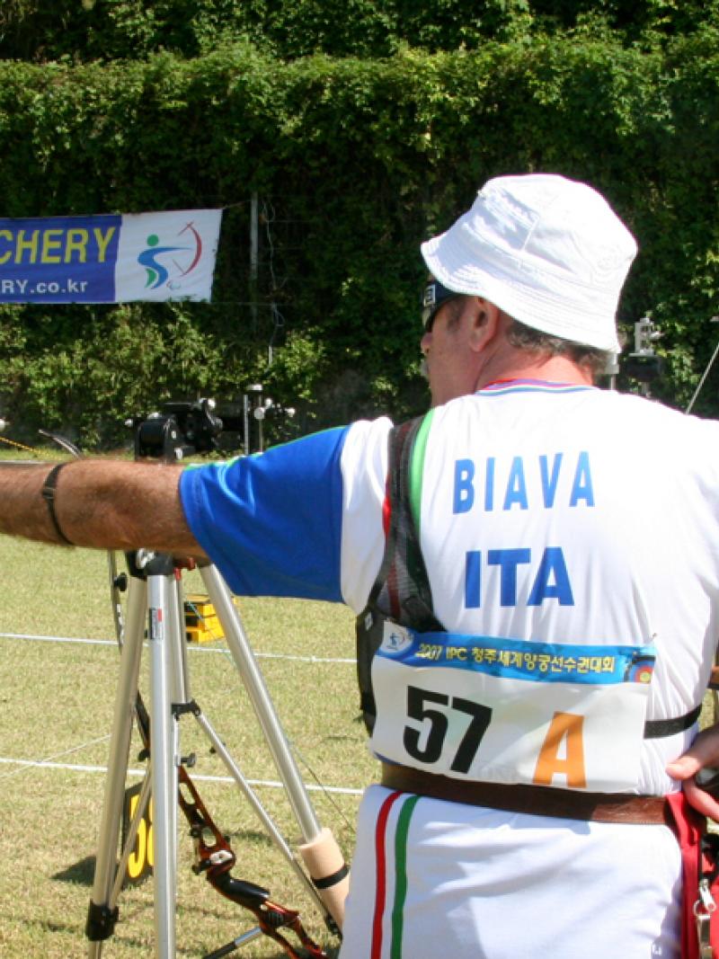 Visually impaired archers prepare for qualification at the Massa Carrara 2005 IPC World Para Archery Championships.