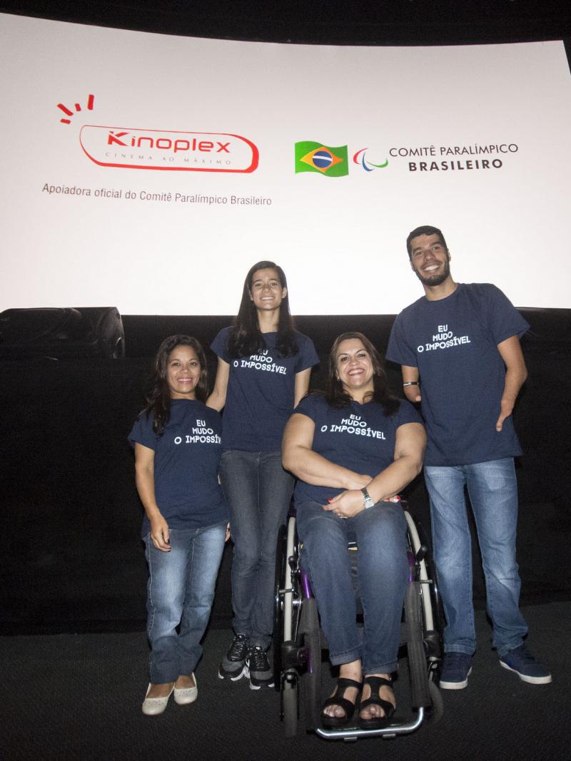 Four Brazilian para-sport heroes stand in front of a Kinoplex sign