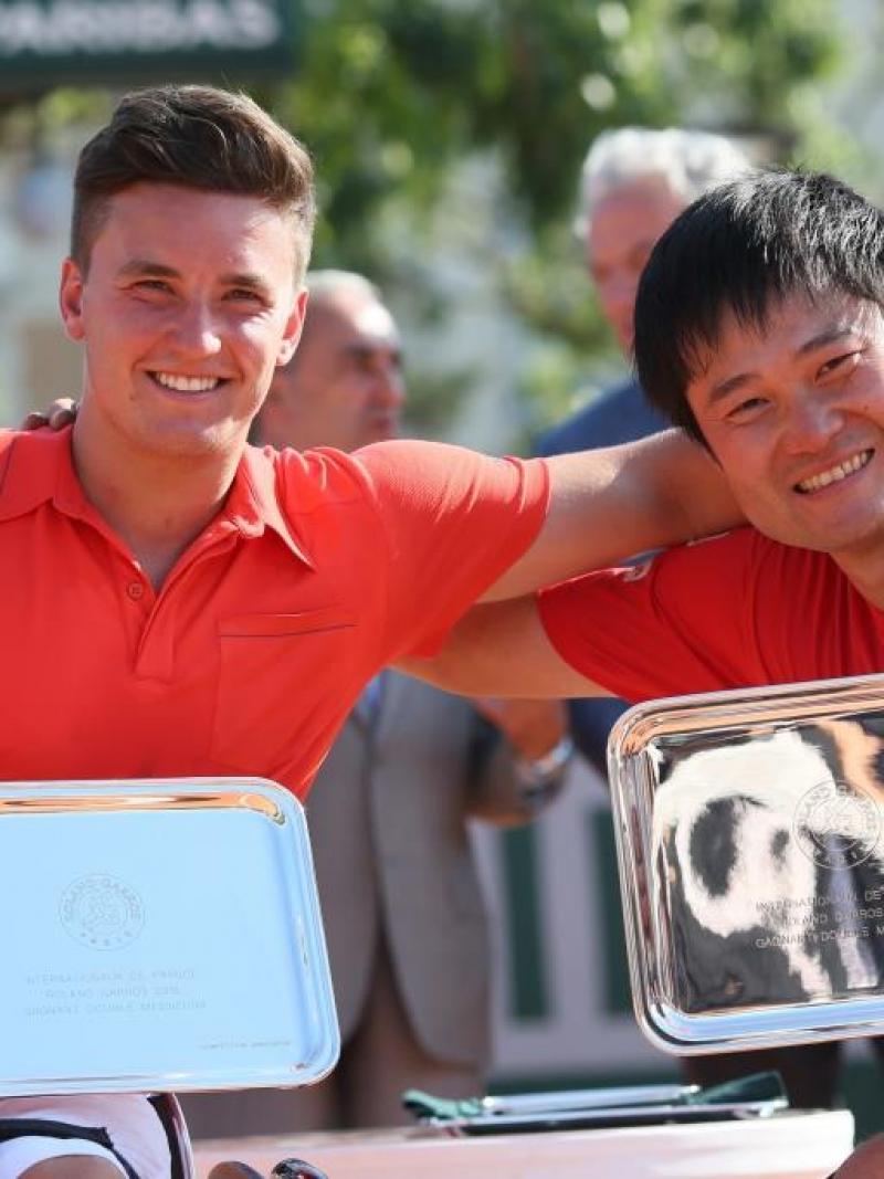 Gordon Reid and Shingo Kunieda with their trophies at Roland Garros.