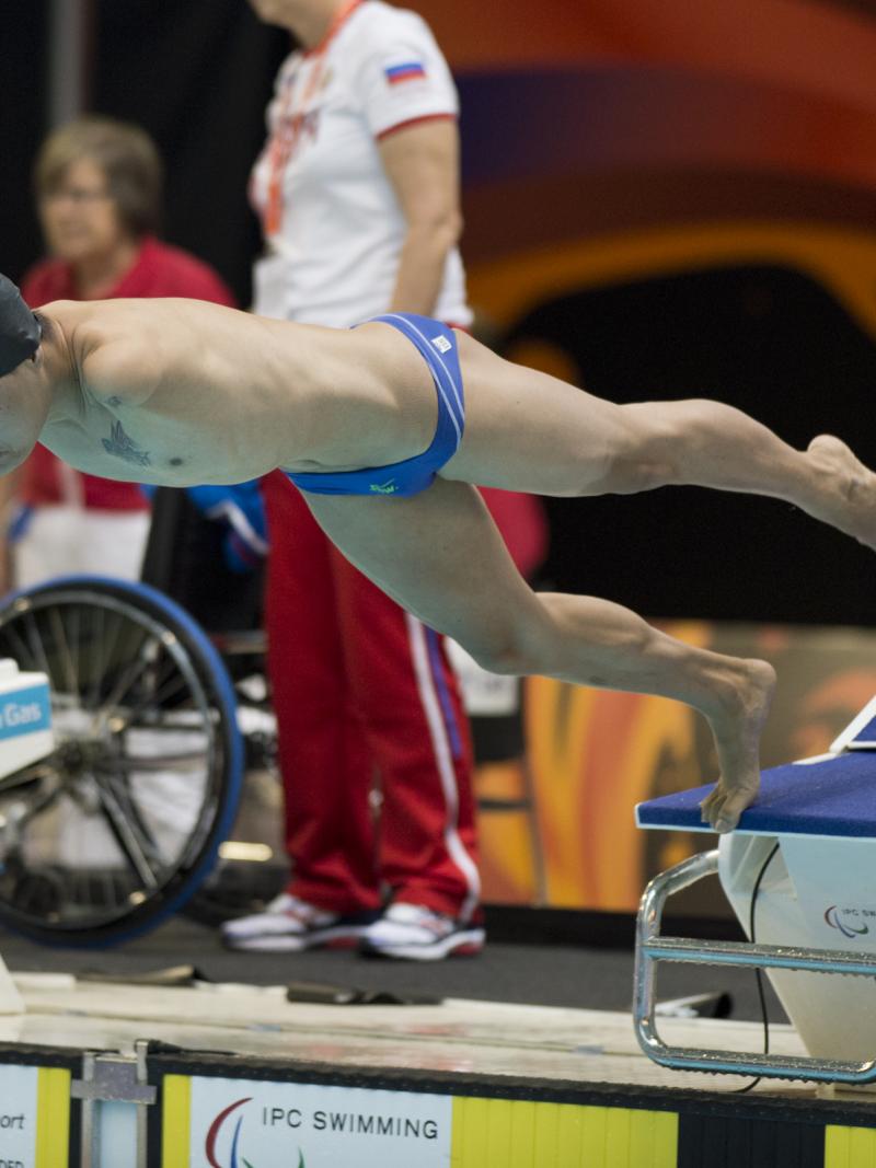 Swimmer with no arms jumps of the starting blocks.