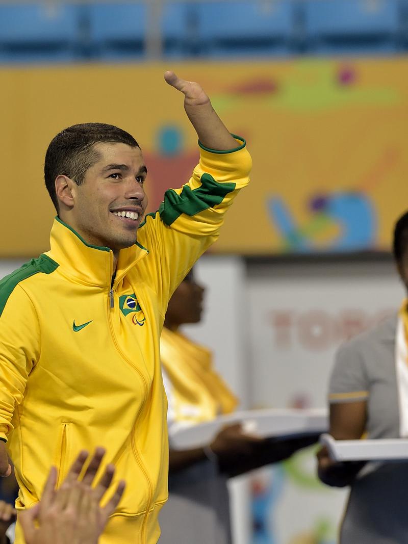Daniel Dias in the podium waving to the public