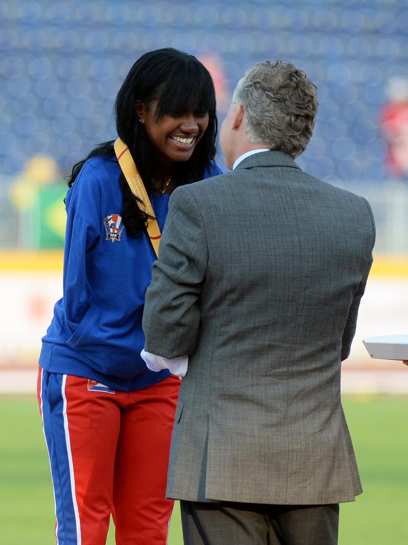 Yunidis Castillo receives her gold medal for the women's 200m T47, handed over by Patrick Jarvis.