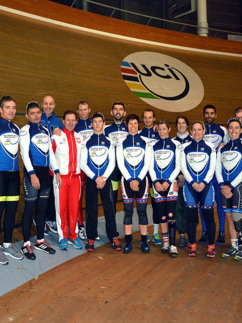 Group picture with around 20 people in a velodrome