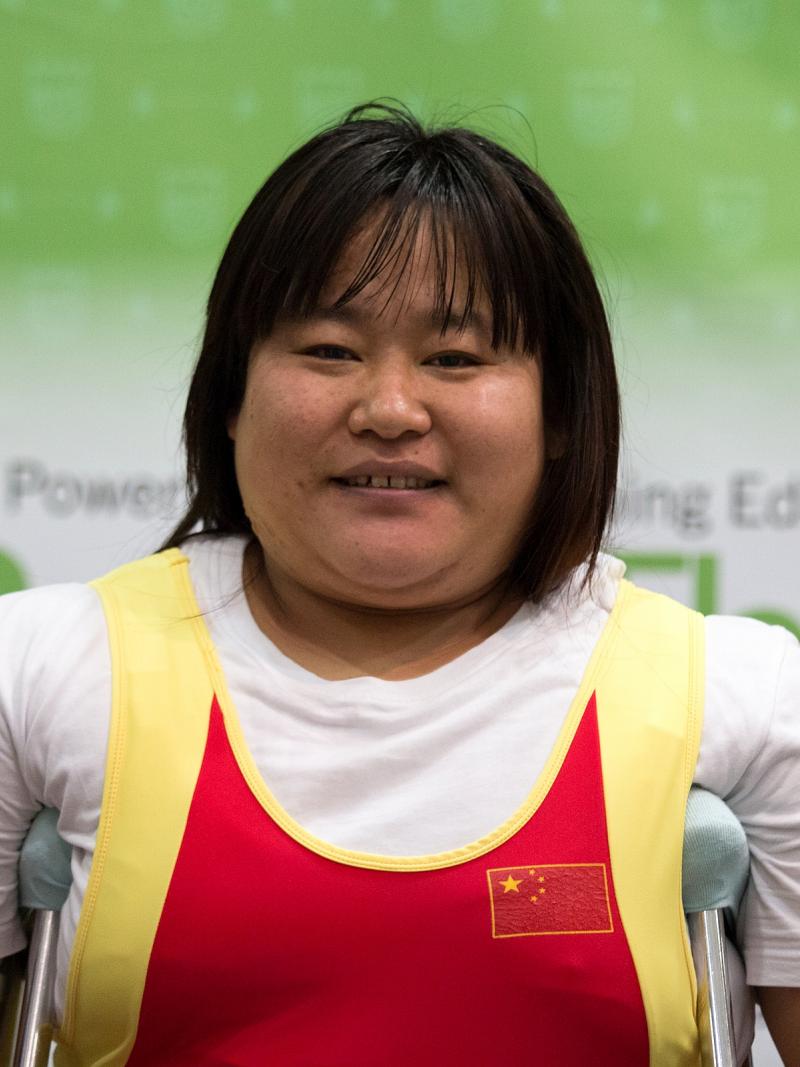 a female Para powerlifter