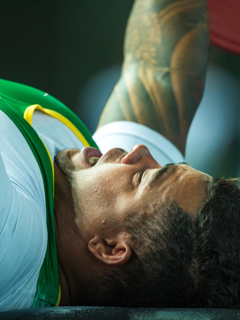 Brazil's Evânio Rodrigues on his way to silver in the -80kg at the Rio 2016 powerlifiting test event.