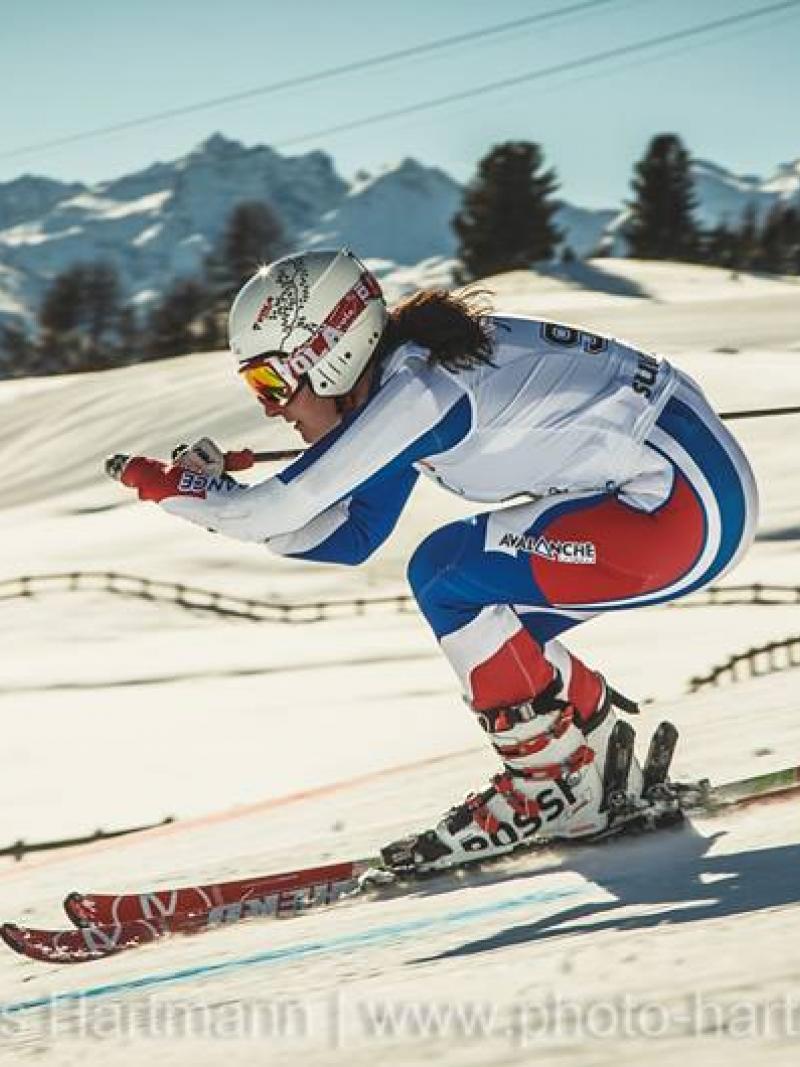 A standing skier retains an aerodynamic position