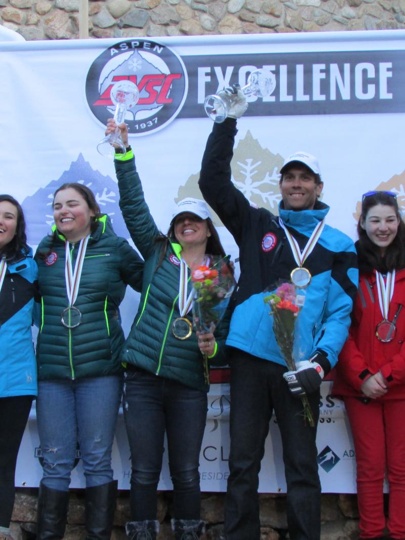 USA's Danelle and Rob Umstead raise the 2015-16 IPC Alpine Skiing World Cup globe for women's slalom visually impaired