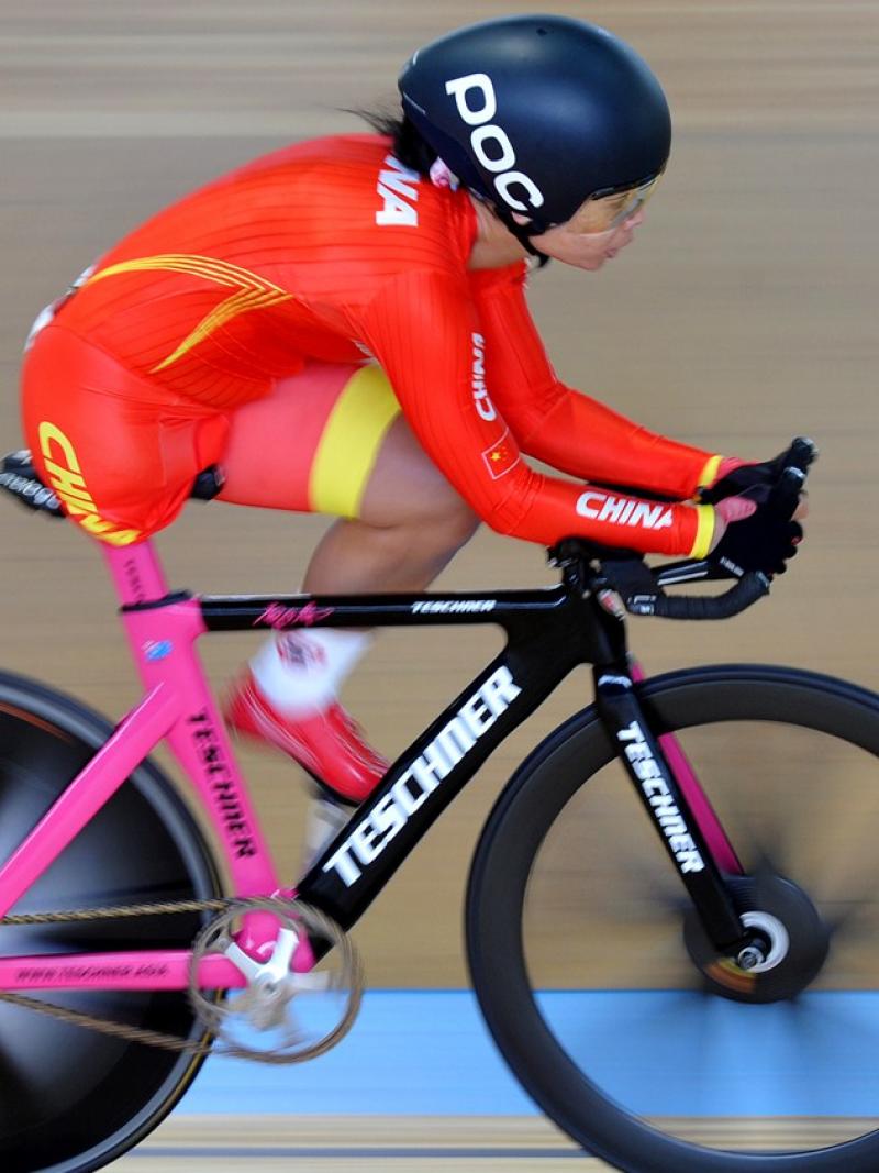 Cyclist with amputated leg on a track