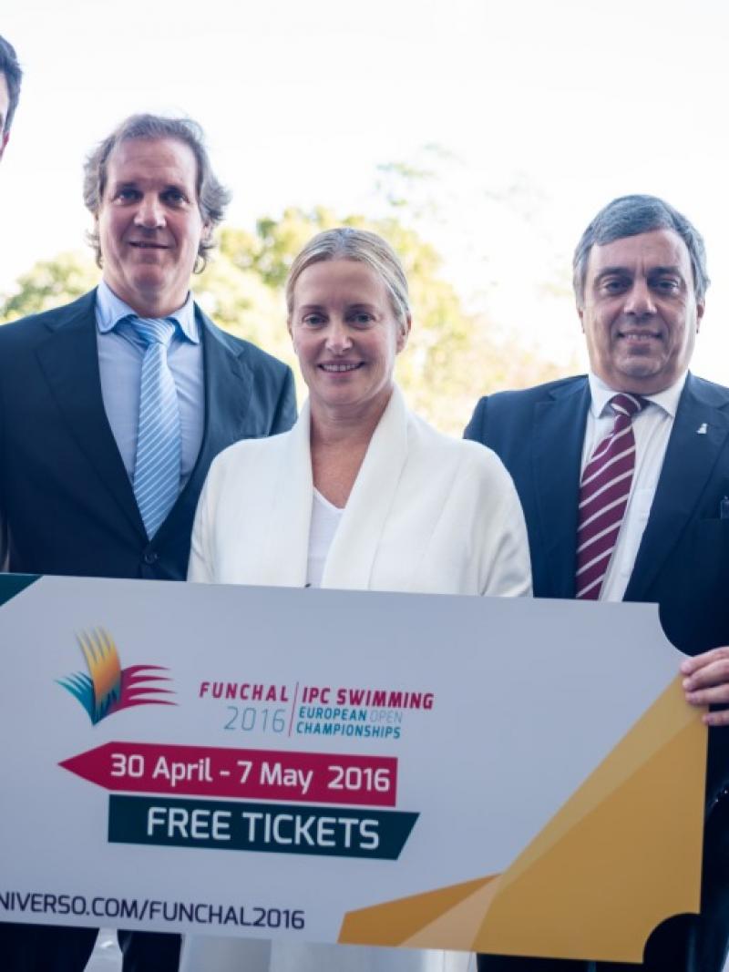 Four men and one woman holding a sign promoting Funchal 2016
