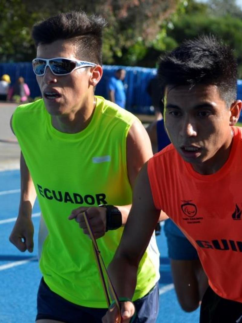 Ecuadorian coach Freddy Geovanni with Darwin Castro and his guide.