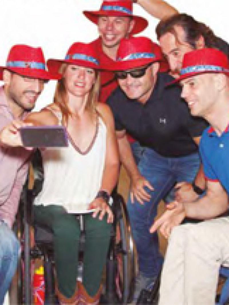 The Spanish Paralympic Committee is distributing hundreds of hats as part of the “We take our hats off” campaign, in support of the national Paralympic team.