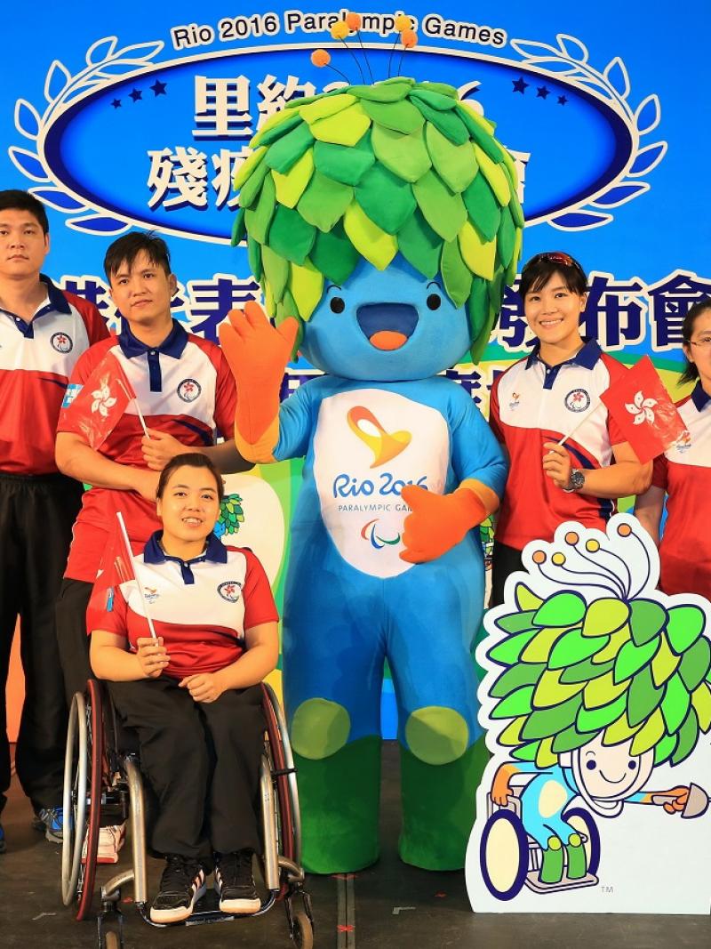 Seven athletes posing with Rio 2016 Tom mascot