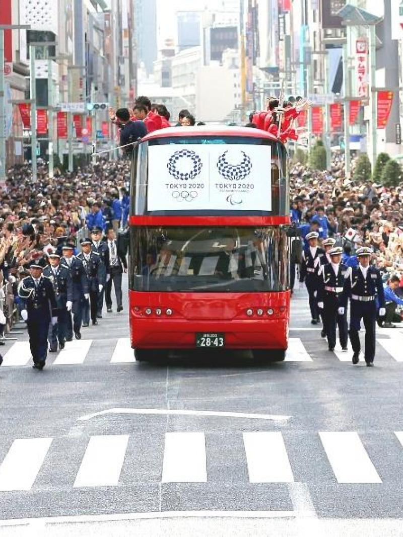 An estimated 800,000 people took Tokyo’s streets to welcome the 87 Japanese Olympic and Paralympic medallists from Rio 2016.