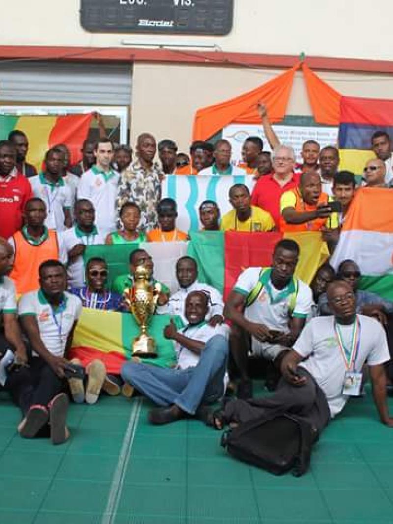 Group picture with people holding flags in a gymnastics hall