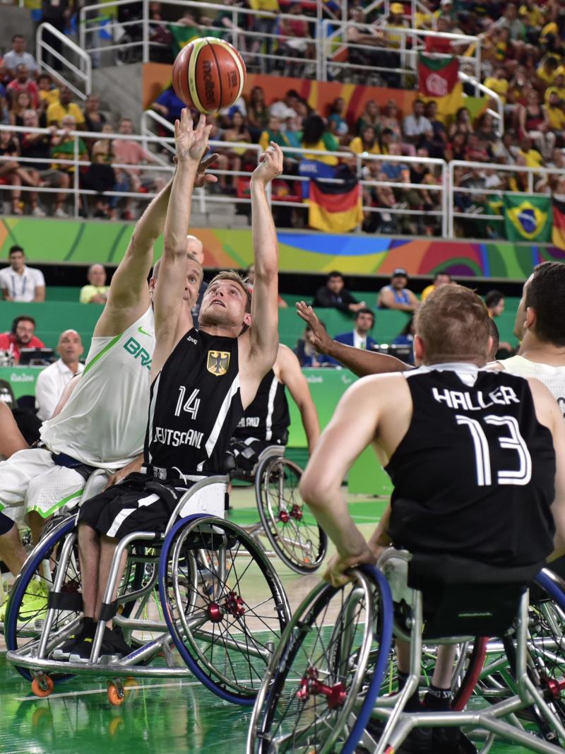 male wheelchair basketballer Thomas Boehme challenging for the ball