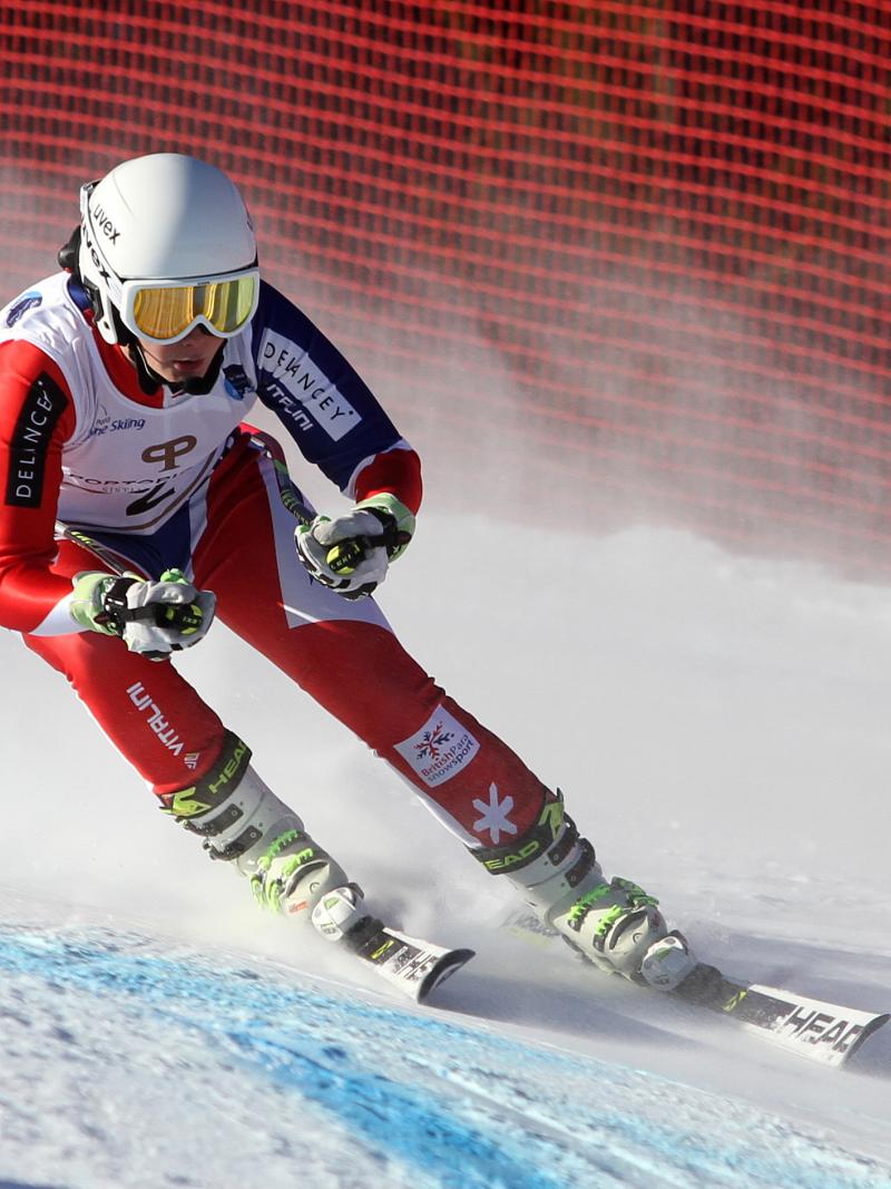 a female Para skier heads down slope