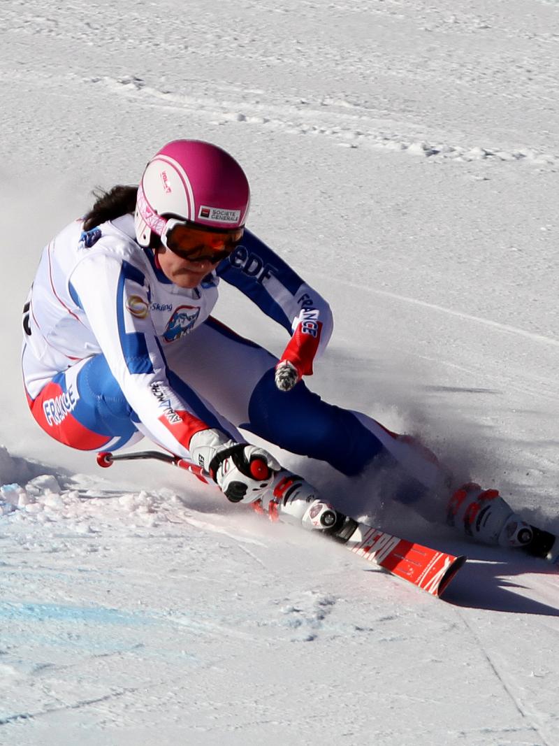 a female Para skier goes through a gate