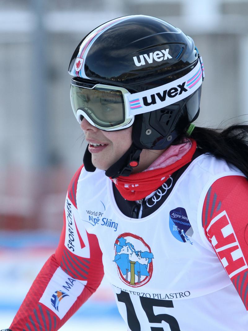 a female Para skier