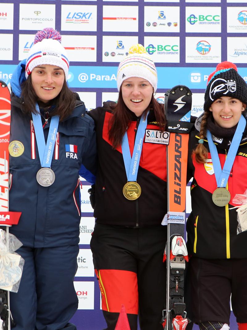 Picture of three female skiers on the podium.