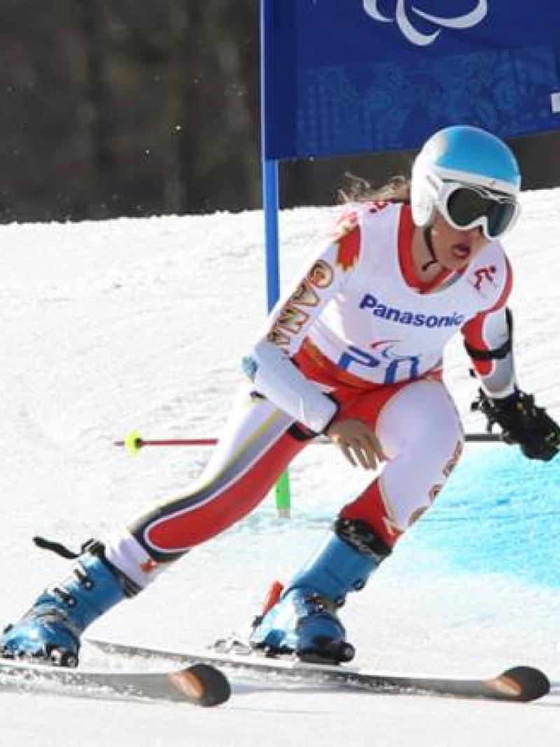 Para alpine skier Erin Latimer skiing.