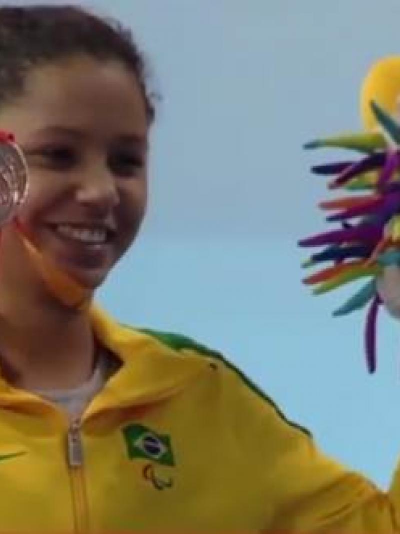 Supported by the Agitos Foundation, the 17-year-old swimmer Cecilia de Araujo is on the way to accomplish her biggest dream.