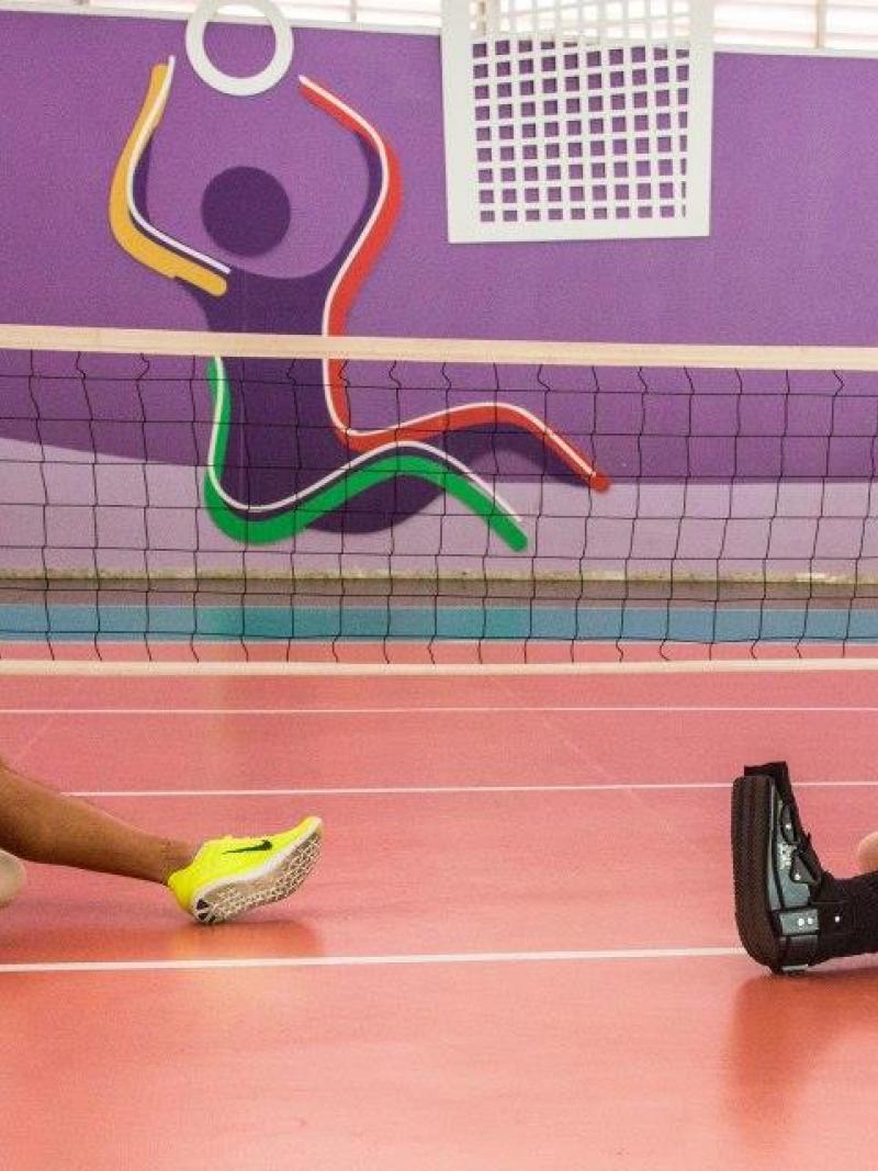 Follmann played sitting volleyball with Leite and watched the swimming and athletics national teams practice in the Brazilian Paralympic Centre.